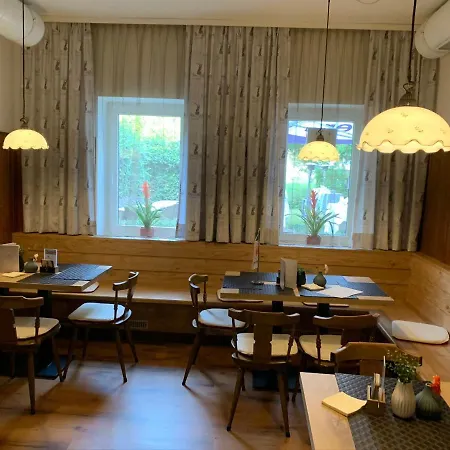 Landhof Hotel *
